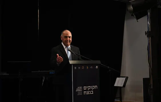 סמנכל וראש אגף משפחות, הנצחה ומורשת במשרד הביטחון, אריה מועלם בפתח ועידת ההנצחה הלאומית 17.6.26 2