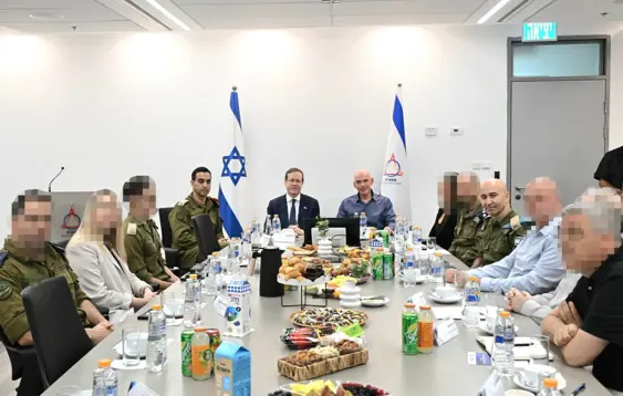 נשיא המדינה בביקורו במפא״ת שבמשרד הביטחון 11.8.26 2