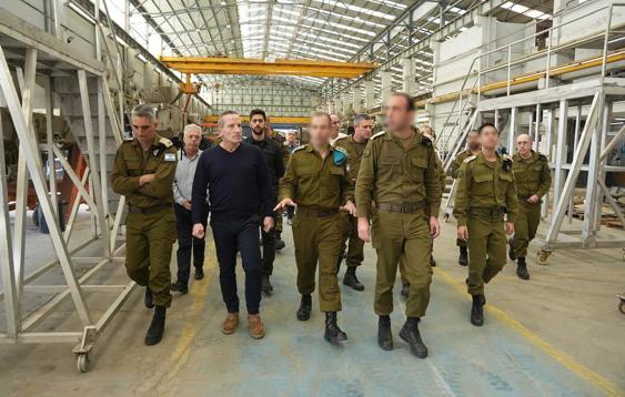 מנכ״ל משרד הביטחון סייר במרכז השיקום והאחזקה של צה״ל 26.1.26